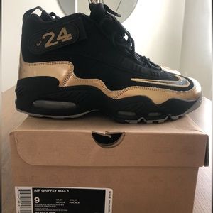 Preowned good condition sneakers